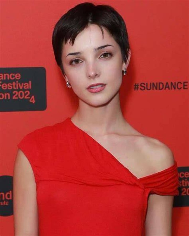 Actress: Jessica Reynolds Age Wiki And Height- Is She Single Or Have A Boyfriend?