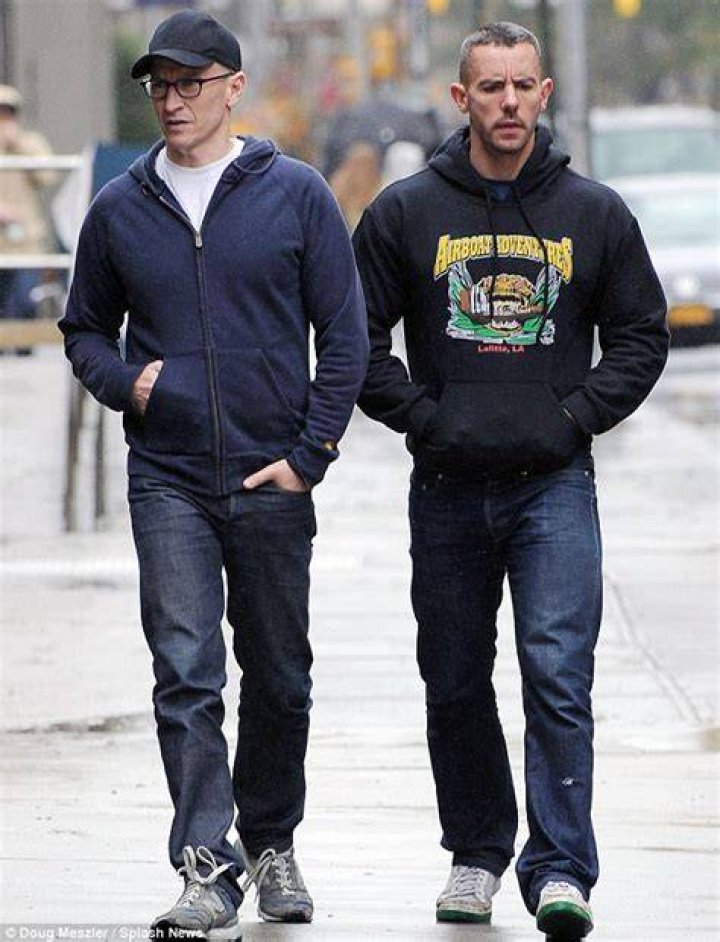 Anderson Cooper: Boyfriend, net worth, tattoos, smoking & body facts