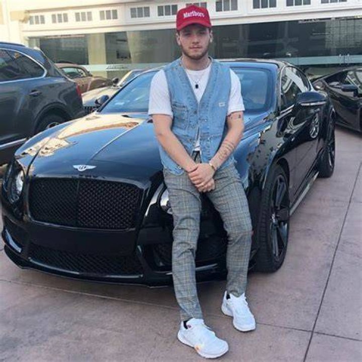 Bazzi: Girlfriend, net worth, tattoos, smoking & body facts