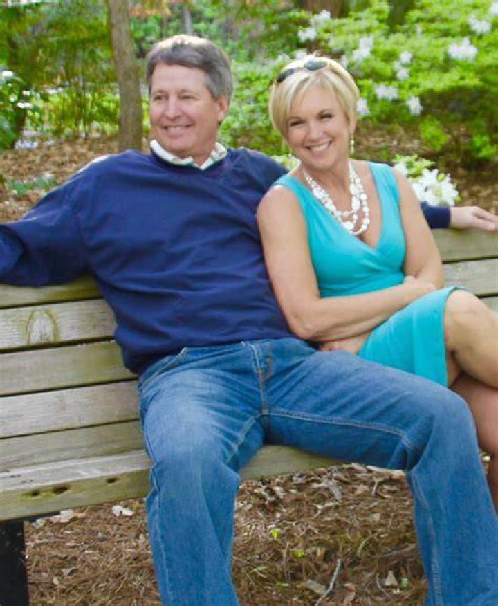 Cindy Farmer Bio, Age, Husband, Family, FOX 8, Cancer, Awards, Twitter
