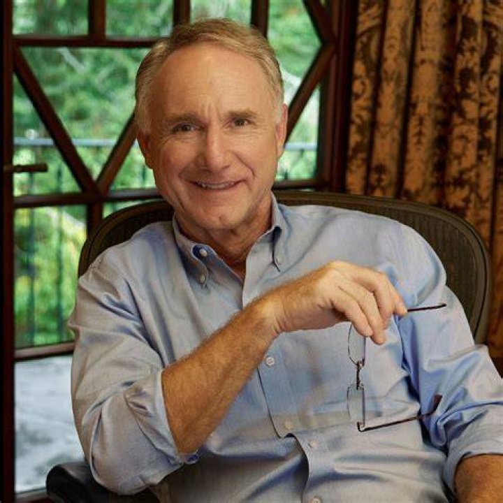 Dan Brown Author, Bio, Wiki, Age, Wife, Siblings, Net Worth, Books and Movies