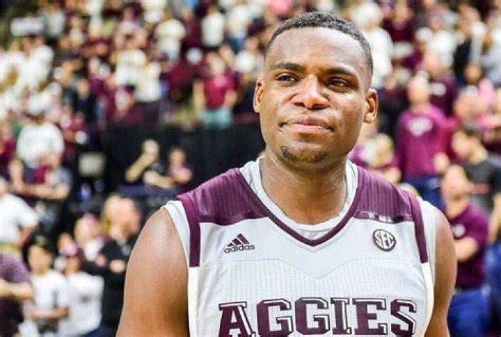 Danuel Kennedy House Jr Julian Gressel Age, Wiki, Biography, Wife, Children, Salary, Net Worth, Parents