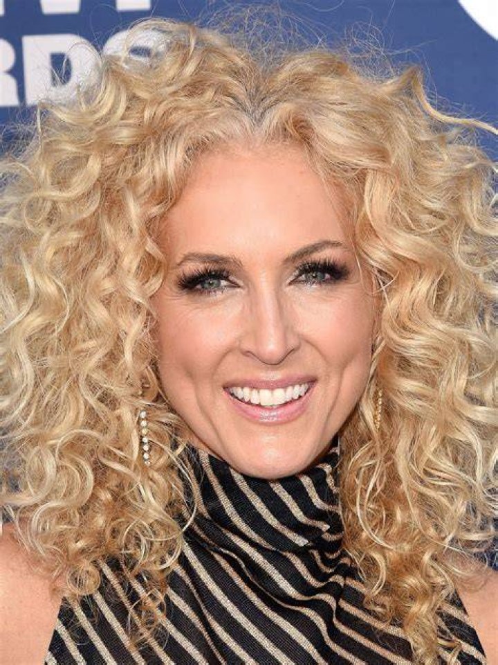 Fans Of Singer Kimberly Schlapman Are Curious If The Singer Actually Has Natural Curly Hair- Details To Know