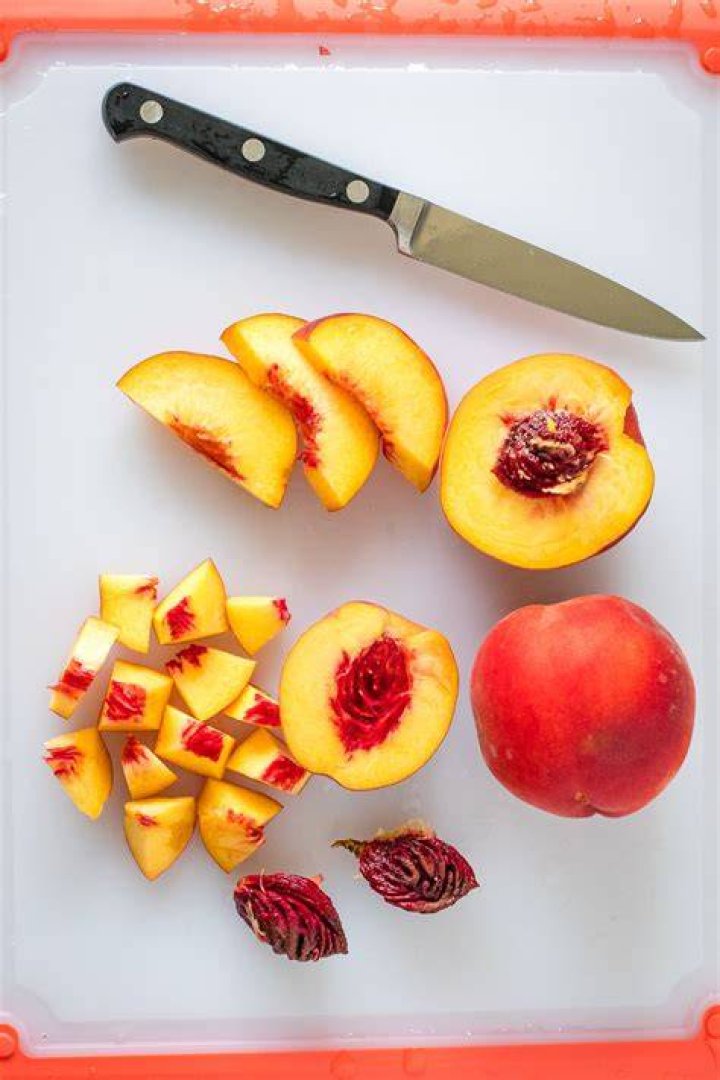 How to cut up a peach