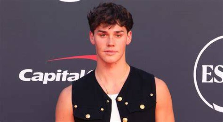 Is Noah Beck Bi? Find Details On Noah Beck Sexuality and Gay Rumors