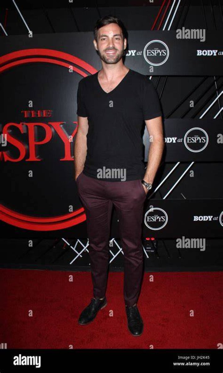 Jeff Dye: Single, net worth, tattoos, smoking & body facts