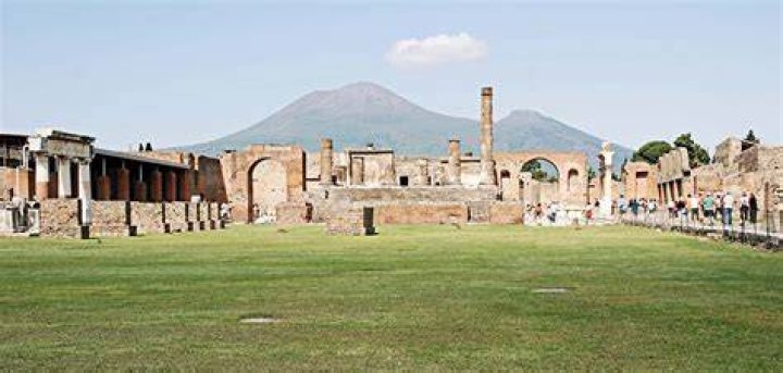 When was pompeii destroyed